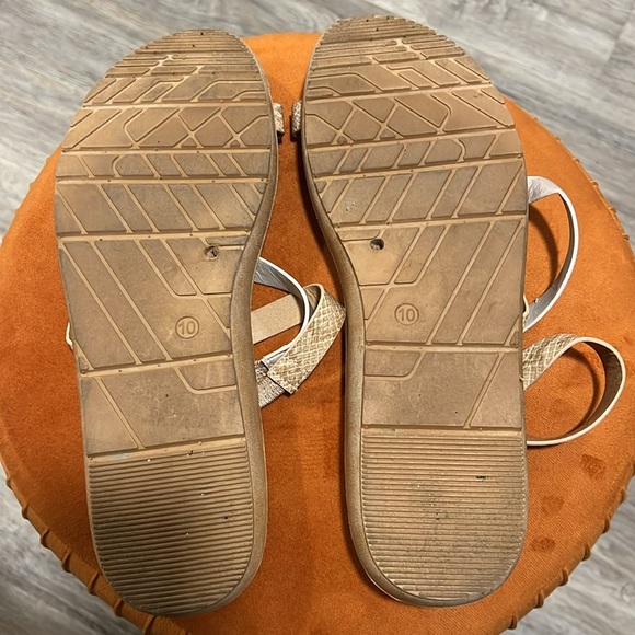 Mukluks Strapy Sandals - Picture 10 of 11
